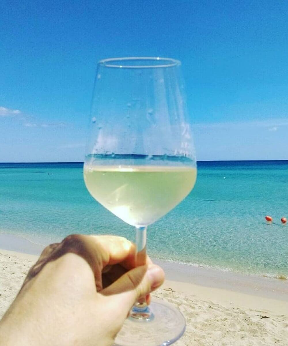 Segui Momà Exclusive Beach su Facebook e Instagram